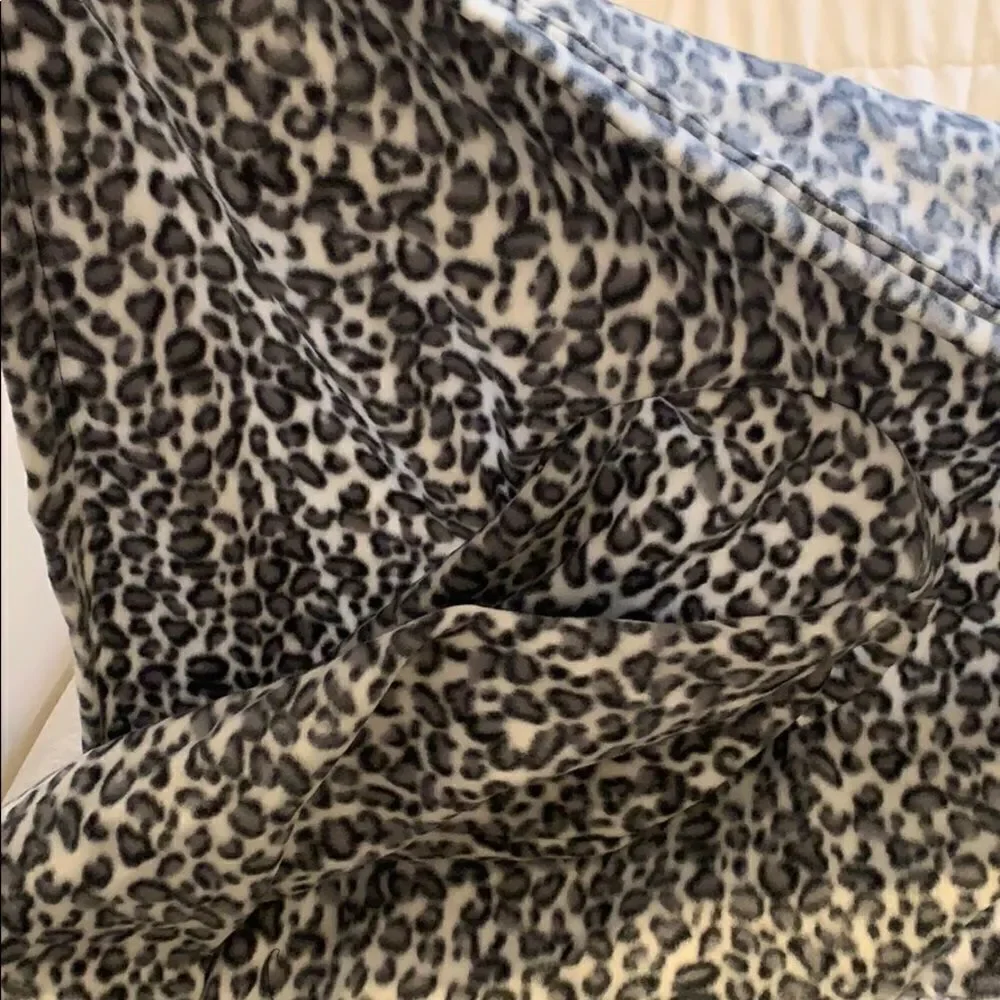 🎉last price  🎉Animal print rob/ blanket